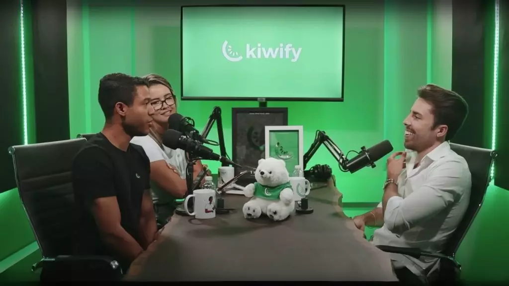 Entrevistadores com o Matheus Borges no Podcast da Kiwify