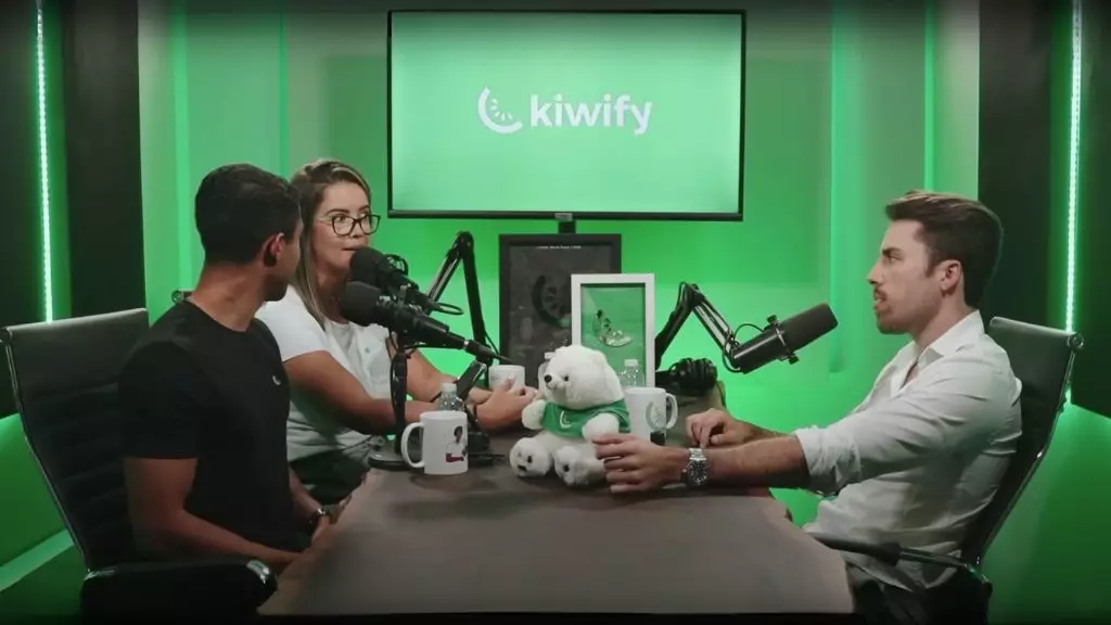 Apresentadora com cara de surpresa no Podcast da Kiwify com Matheus Borges