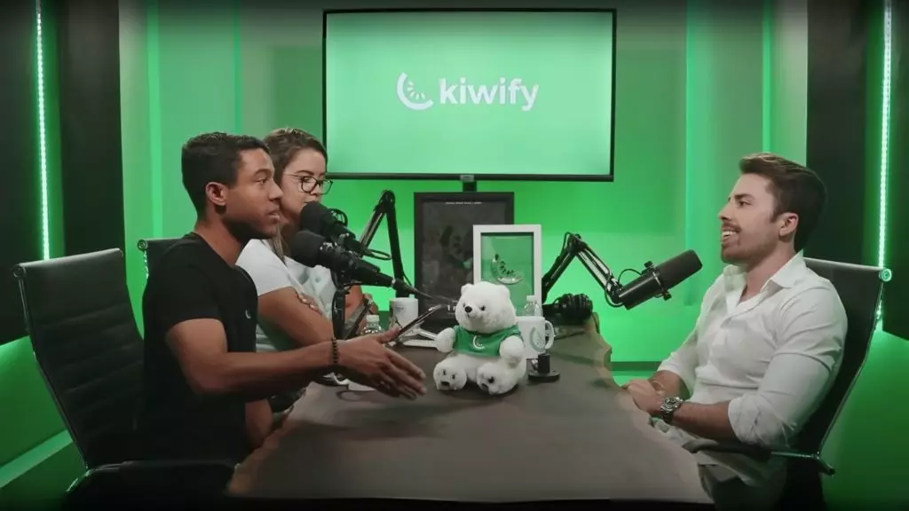 Apresentador fazendo pergunta a Matheus Borges no Podcast da Kiwify