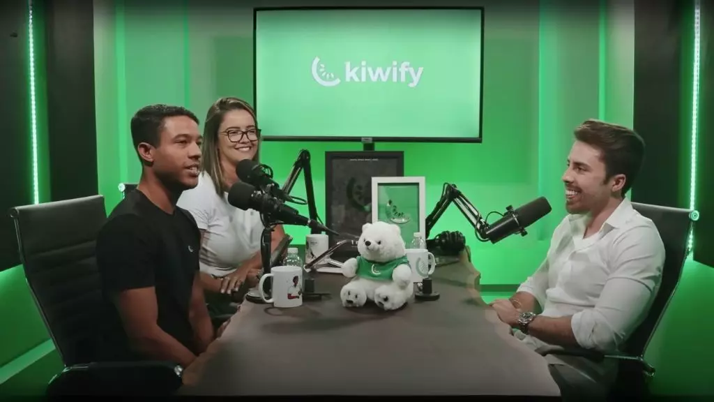 Matheus Borges e os apresentadores do Podcast da Kiwify sorrindo em meio à entrevista