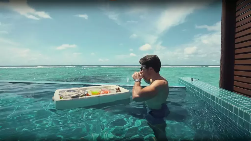 Viagens Depois do Marketing Digital - Matheus Borges tomando café da manhã na Piscina de um Resort em Maldivas